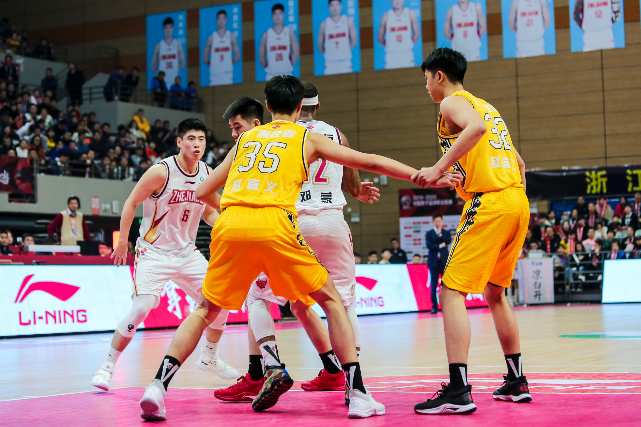 开云官网首页-广厦男篮发布备战花絮，加时末段绝杀压哨，足总杯任务艰巨，轮换策略成焦点(广东宏远战广厦胜负发生逆袭)