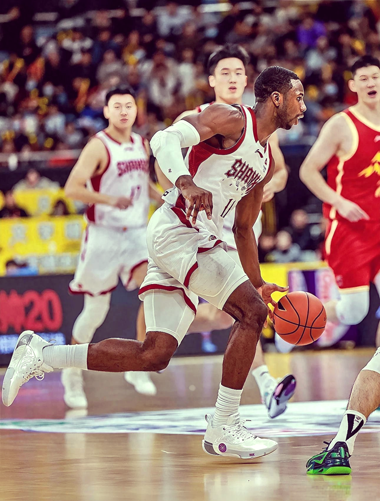 开云官网首页-关于广东宏远发布备战花絮，今夜扳平良机，欧篮联任务艰巨，身体对抗强度拉满的信息